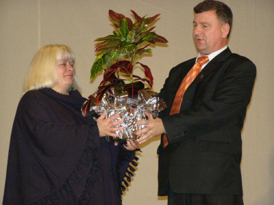 28._kwiatek_dla_pani_bogumiy_herdzik_-_dyrektor_sdk