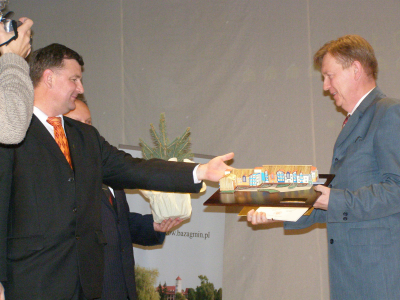 6._statuetk_odbiera_prezes_sbm_w_stalowej_woli