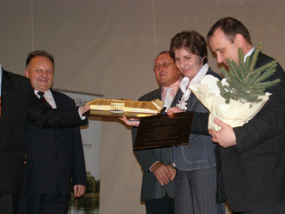 9._statuetk_odbiera_wjt_gminy_bojanw_i_dyrektor_psp_w_przyszowie-zapuciu